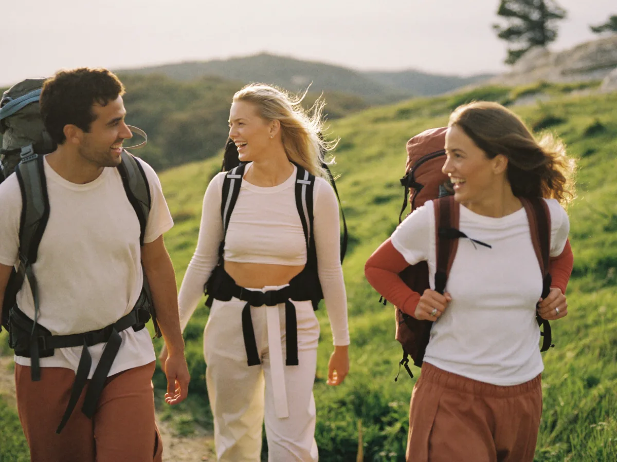 Zwei Freunde wandern im Abendlicht